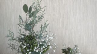 くすみカラーで人気のグリーン｜ユーカリポポラスを使ったクリスマス風　簡単いけばな