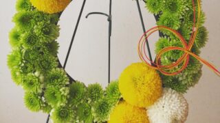玄関に飾れる生花で作るリースのお正月飾り|初心者でもできる花選びと作り方