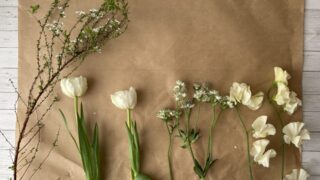 【春の花を飾ろう】白い花をメインに４種類の花材を使ったいけばな風アレンジ実例をご紹介